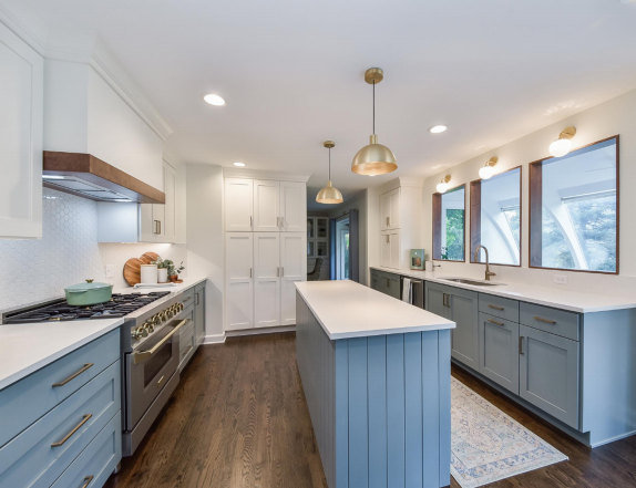 Denco24 Elegant Blue-Grey & White Shaker Cabinets – Brass Accents for a Timeless Modern Kitchen