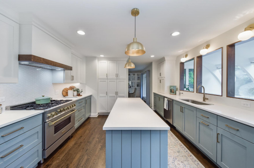 Denco24 Elegant Blue-Grey & White Shaker Cabinets – Brass Accents for a Timeless Modern Kitchen