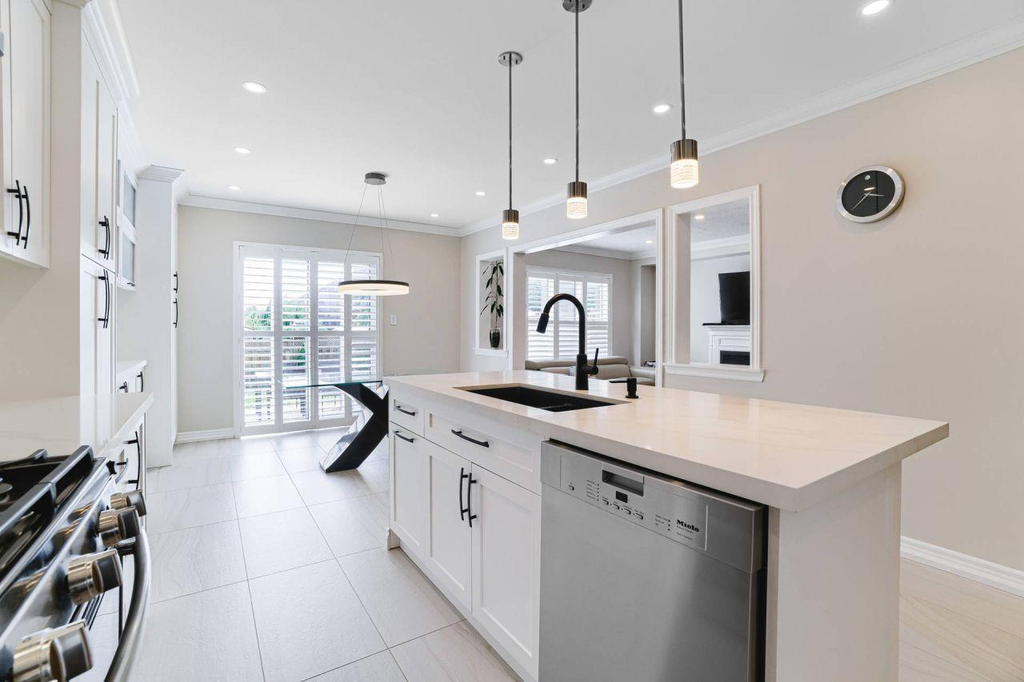 Carlia200901 White Shaker Cabinets – Timeless Minimalist Style