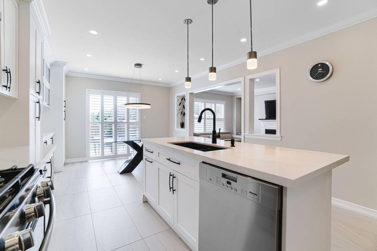 Carlia200901 White Shaker Cabinets – Timeless Minimalist Style